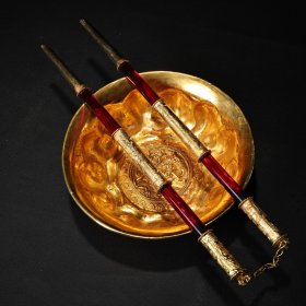 珍品旧藏收鎏金镶嵌宝石翡翠餐具一套 品相保存完好 工艺精湛 一双筷子重60克 长约23公分 一套