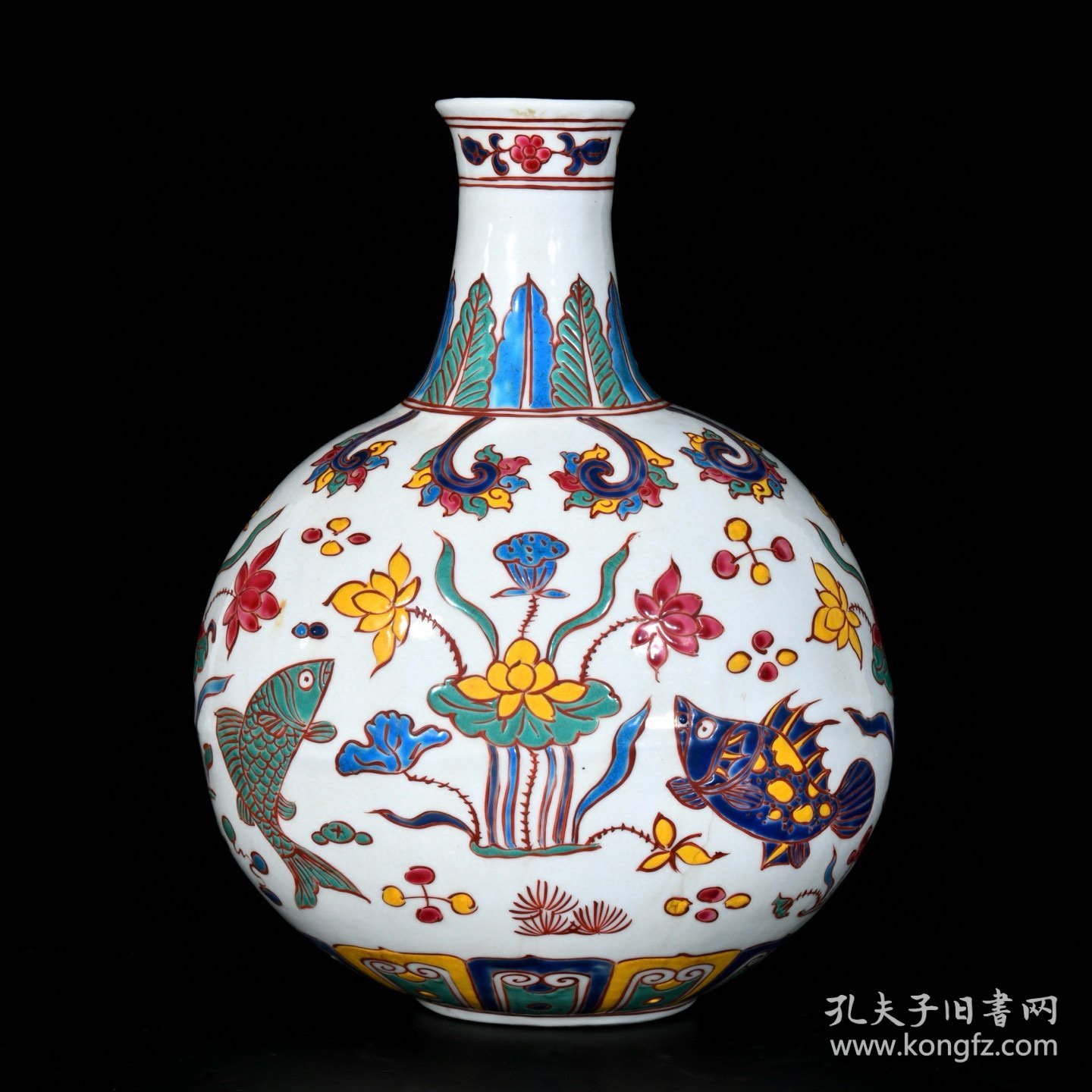 明宣德五彩连年有余纹扁瓶；32x24厘米