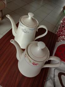 两个瓷茶壶，四十多前年买的，没用过也没毛病，闲置不用，处理掉。一对55元包邮，
