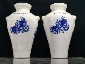 元成宗大德五年制，青花开片鬼谷子下山图纹贯耳瓶一对，全品无残，品相完整，成色如图！