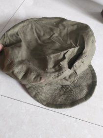 老式军绿色帽子，国军帽，内衬后改，外观干净整洁~ 帽子是纯棉材质的，戴着舒服透气。里面是红底白花的印花布料，很有年代感。帽檐挺括，做工精细，适合日常佩戴。