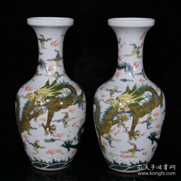 大清乾隆粉彩龙纹瓶（25×12cm）