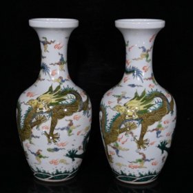 大清乾隆粉彩龙纹瓶（25×12cm）