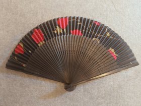 玫瑰 日本回流京扇绢扇 扇高22Cm，展开最宽幅40Cm，自然品，很漂亮的一把。