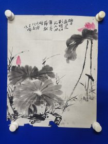 1953年后任人民美术出版社连环画编辑室美术编辑、阎大方 ：旧藏 ：王角（1917.10—1995.12）别名大珂，吉林九台人。擅长中国画。1935年毕业于辽宁美专，后留校从事美术教育工作。1948年后历任《东北画报》社美术记者，人民美术出版社美术编辑、王角 国画 一 幅 （映日荷花 ：别様红 ：1964年 作品 ）尺寸51————42厘米