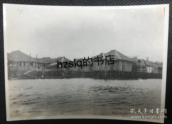 【民俗风情】民国长江中下游安庆一带成排的水上木屋民居等场景，背面英文注释，意为河中竹竿上的村落。