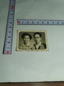 老照片-----1956年《夫妻合影》！（背面有手写留言，布纹纸）