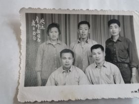 军人举枪射击