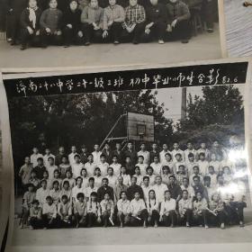 老照片，天桥区民兵训练队合影留念1965年2张，济南熔炼社团支部欢送两位新兵入伍合影畄念1963年，济南二十八中≠十一级毕业师生合影留念1982.1985，两张照片，共5张照片