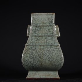 旧藏宋代官窑冰裂纹贯耳瓶