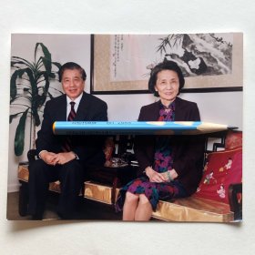 著名旅美地理学家，美国匹兹堡大学地理学教授、台湾中国地理学会会长谢觉民，1993年签赠“立三先生”（中国科学院院士周立三），同夫人阚家蓂（浙大才女、词人、学者，同爱人谢觉民合辑巨著《中国分省地图集》）珍贵合影照片一枚