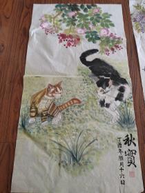 黄毛，黑猫，俩猫 花下嬉戏  国画