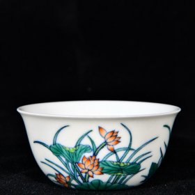 大清雍正年制斗彩莲塘一把莲纹酒杯茶杯 高3.8径8.2厘米1