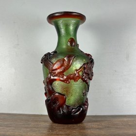 琉璃浮雕花瓶，高13.5cm口径5cm，瓶身宽6.5cm