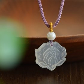 【名称】精致高冰玉髓《莲花》挂件 【寓意】好运连连 吉祥富贵 【规格】20*22 【编号】40052 送证书礼盒，支持复检，假一赔十