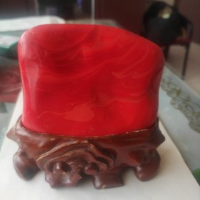 南非南红 玛瑙，玫瑰红玛瑙石摆件，本品天然红石头摆件，带纯实木木托，玉石纯高12，宽13.5，厚6，5厘米。重量1200多克。