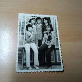 老照片–五个女孩合影（两个坐着，三个站立）