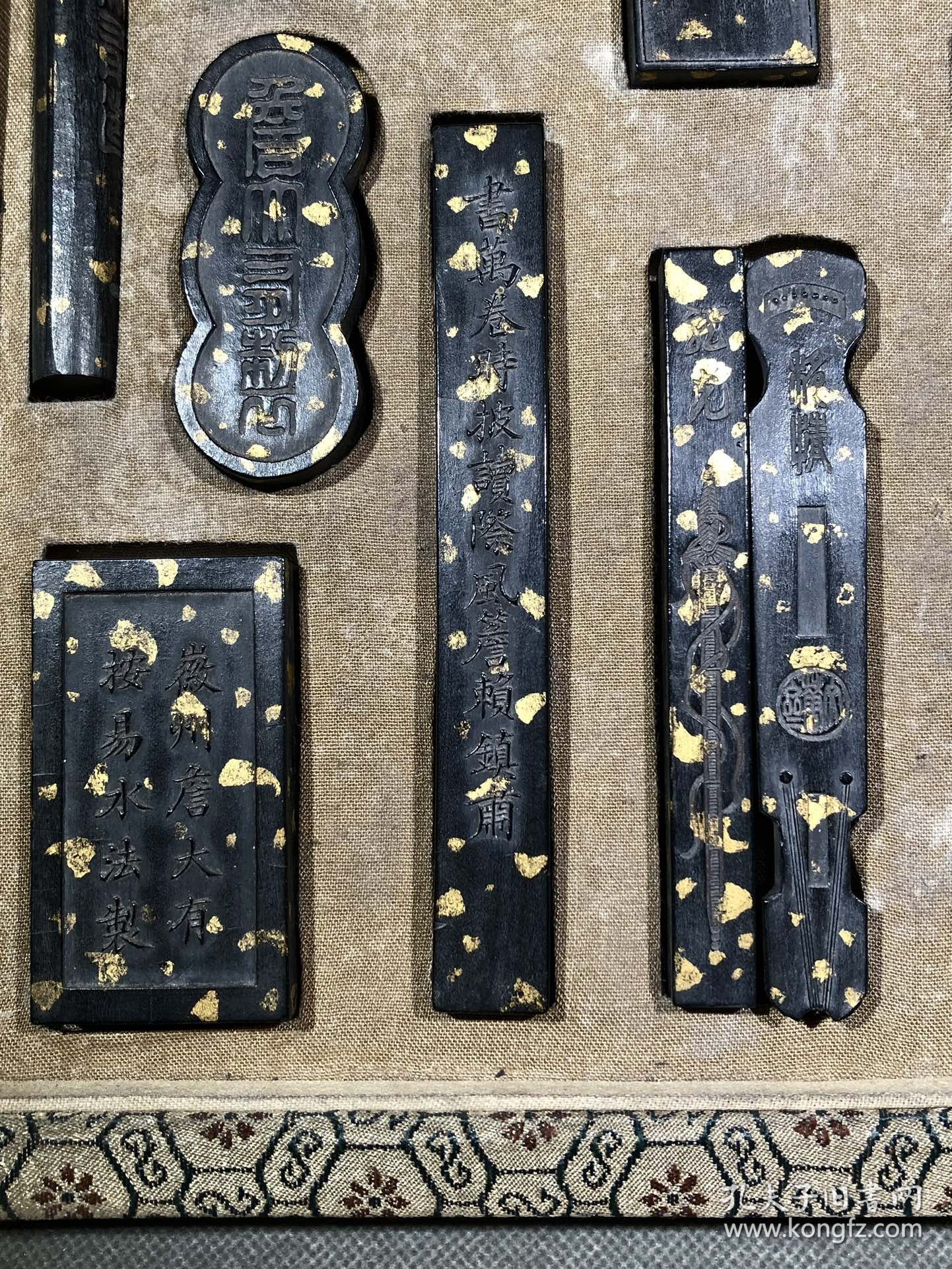 洒金油烟墨，落款：詹大有制。