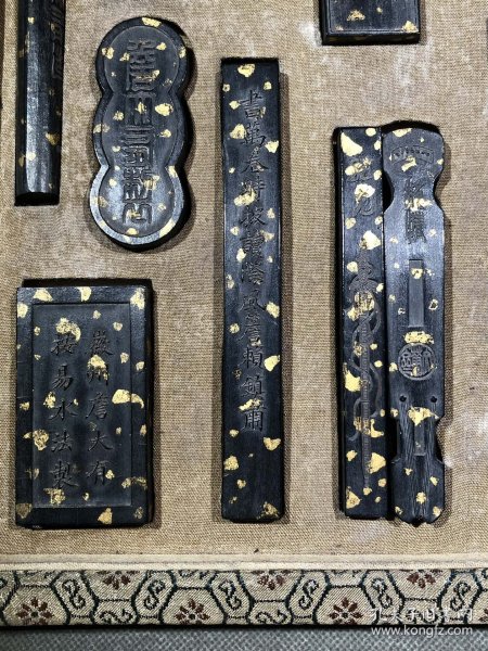 洒金油烟墨，落款：詹大有制。