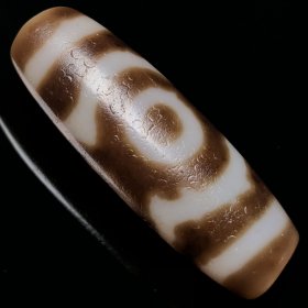 流至纯古珠红肉【三眼天珠】 尺寸：40*13毫米 重量11.4克 马蹄清纹晰，包浆浓厚 三眼天珠象征之佛身口意之圆满、三宝加护、速除外内一密切违缘障碍、、福禄寿、吉星拱照、障碍平息、财富不断，是密宗财之神。