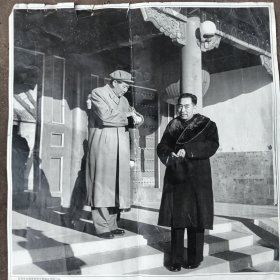 毛泽东和周恩来在中南海丰泽园门口（宣传画）左上方有破损，参见图片
