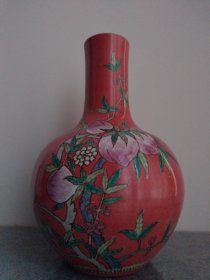 大清康熙早期含金珊瑚红釉福寿纹天球瓶，高36cm，端庄大气，寓意吉祥。8个寿桃为康雍时期常数（乾隆开始9桃），虾青无款底及糯米胎均为康熙特征，修胎纹及接痕、开片、包浆、老旧气泡、火石红、缩釉点、不均匀釉色均为老旧特征。康熙时期烧造的珊瑚红釉瓷器，由于工艺复杂，加入黄金价格昂贵，故传世精品百年难遇。
