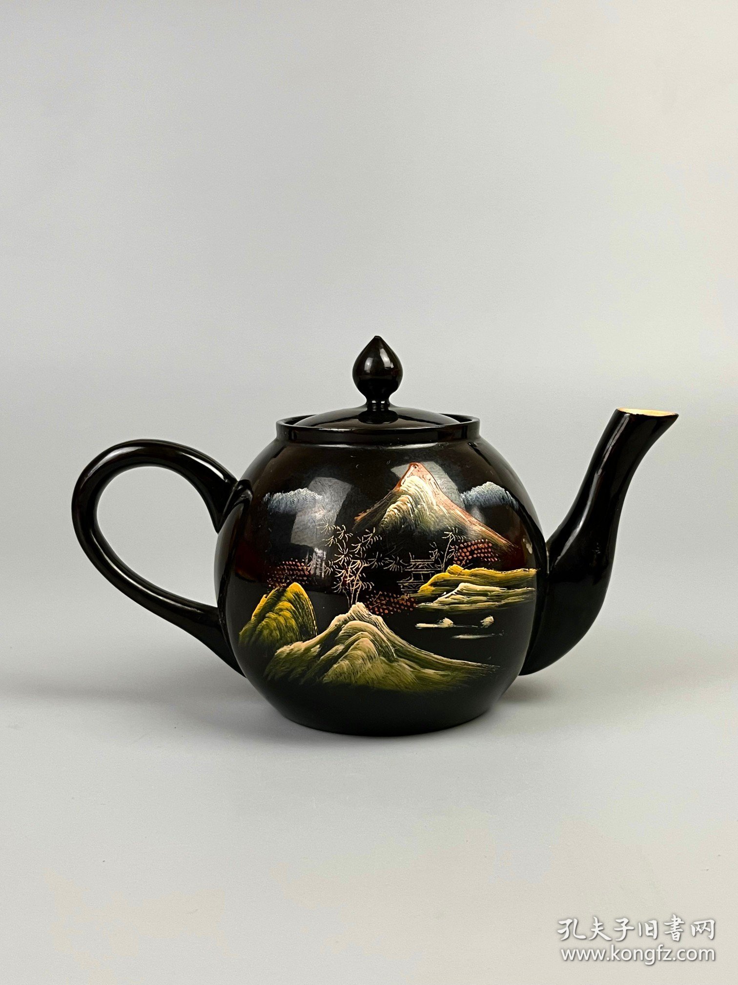 出口创汇时期【木胎大漆手绘山水茶壶】，送两个杯，包老，品相尺寸如图！