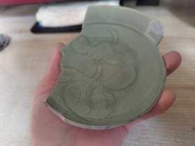 北宋 金村龙泉窑花卉纹盘子瓷片标本