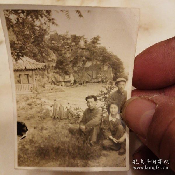 五十年代穿大褂的公园照片 著名演员苏林照片