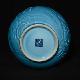 旧藏 清乾隆单色釉天蓝釉雕刻鹤鹿同春蒜头瓶 高30.5×16厘米