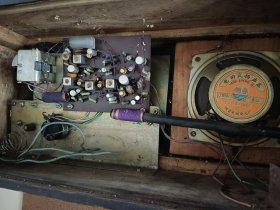 老收音机 淄博海鹰牌 不好用前玻璃有裂破损 摆件道具收藏 38×14×20