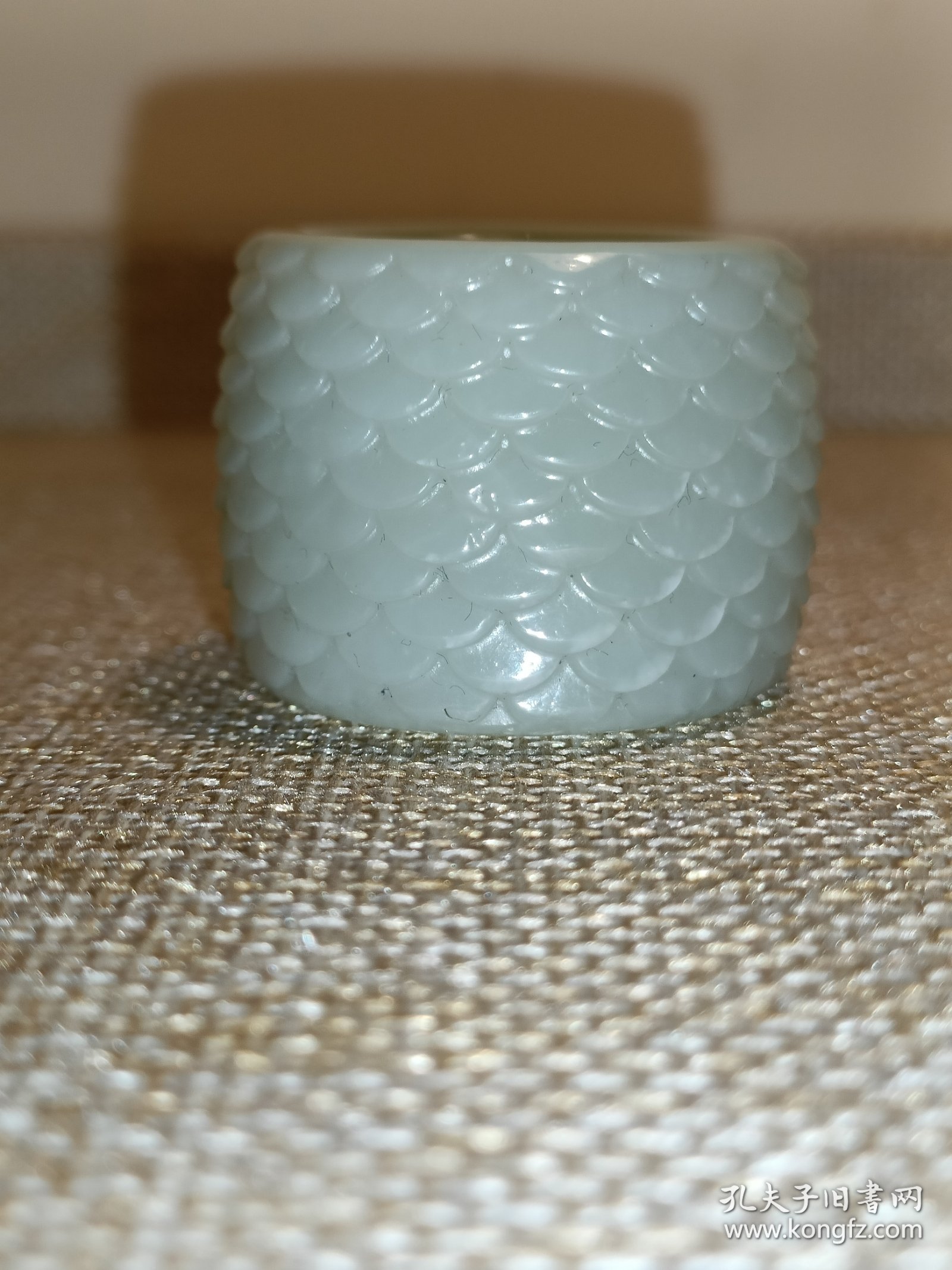 和田玉扳指，雕工精美，详细看图。因二手藏品，售后不退换不墨迹，拍前请看好，咱家一线收货一物一图，图片高清拍摄未做任何修饰，所拍即所得，墨迹拉黑！不议价不包邮，默认顺丰快递。