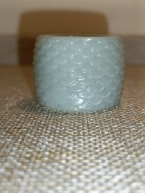 和田玉扳指，雕工精美，详细看图。因二手藏品，售后不退换不墨迹，拍前请看好，咱家一线收货一物一图，图片高清拍摄未做任何修饰，所拍即所得，墨迹拉黑！不议价不包邮，默认顺丰快递。