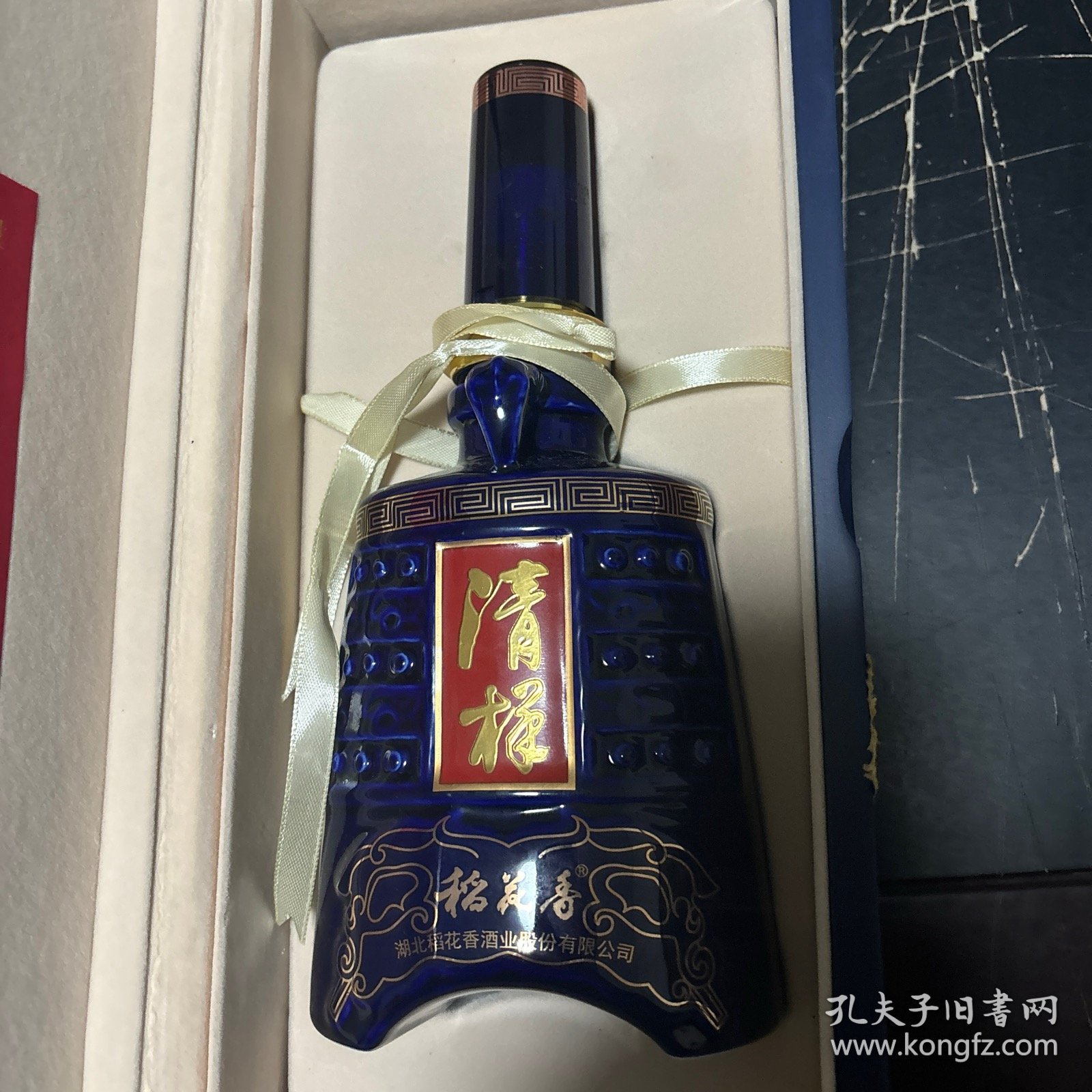 清样酒瓶一对 有收藏编号及签名