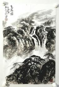 保真书画，焦玉卿国画作品《飞瀑图》一幅，尺寸:67.5*44.5焦玉卿，1964年生于黑龙江省哈尔滨市，1988年毕业于贵州安顺师专美术专业，2000年结业于全国第二届中国画研修班。现供职于贵州安顺市平坝区文化馆，贵州省美术家协会会员，安顺市美术家协会副主席，安顺市民革中山书画院副院长。