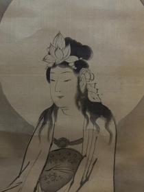 狩野常信水月观音图轴，画心尺寸108*49.5cm，水墨绢本，老红木轴，江户时期原装裱。狩野常信（1636–1714），号养朴、古川叟，狩野尚信之子，初从父学，后得伯父探幽教益，善临摹，精鉴定，1709年叙法印，是尚信、探幽谢世后狩野派核心人物，人物、花鸟、山水、禽兽皆精。此图为极细绢本质地，用笔潇洒飘逸，开相极美，300余年保存完整，为难得的精品。