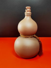 紫砂酒葫芦(1014p) 规格：220/115mm 容量：500ml 陶瓷酒瓶,家用葫芦紫砂酒壶,一斤装复古白酒罐子。