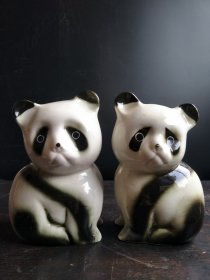 70年代瓷国宝熊猫一对，完整漂亮，尺寸如图，包老保真