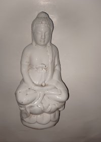 释迦牟尼瓷塑一尊