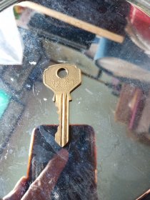 双狗牌铜钥匙(长5cm，宽2.5cm)