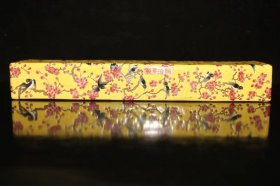 瓷器～同治黄釉开片喜鹊闹梅镇纸
宽25.3-5.3厘米高3.2厘米
编号7600k508830