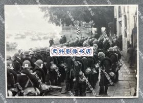 【福州史料】1932年1月 借机福州日本小学校“水户事件”而逗留福州数日的日本海军陆战队在福州码头集结准备离开 原版老照片一枚（1932年1月3日，福州日本小学校发生了教谕水户夫妇被杀害的“水户事件”，日本台湾军以此为借口派舰队司令松山太郎少将率驱逐舰队驶至福州湾，妄图入侵福州，但被日本内阁干涉阻止，已入港的日军驱逐舰队司令松山太郎少将率海军陆战队参加了领事田村贞治郎主持的吊唁仪式并逗留数日。）