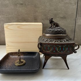 清代铜胎饕餮纹掐丝珐琅景泰蓝香炉 日本回流清代铜胎饕餮纹掐丝珐琅景泰蓝香炉 宽12*12，高15cm 纯铜狮子摘 纯手工制作，包浆很到位，清代珐琅彩有磨损，但是整体完整，工艺复杂，满工。少见，孤品，极高收藏研究价值，后配香插，木盒及陶瓷托盘。