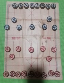 老象棋一副，黑棋子缺少一个。棋盘为纸质，民国老象棋，苏州衡泰棋子公司，棋盘纸保存很好。按图发货。