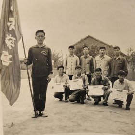 建国早期上海闵行老照片五十二中学老照片某公司民兵运动会