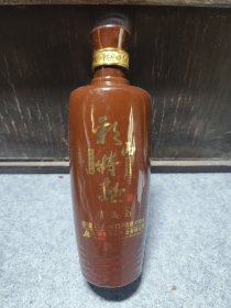 彩山特曲贵宾酒酒瓶