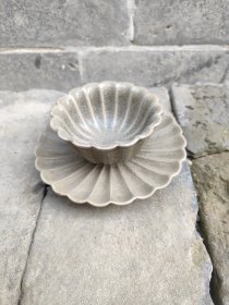 汝窑茶碗造型独特开片如蝉翼完整