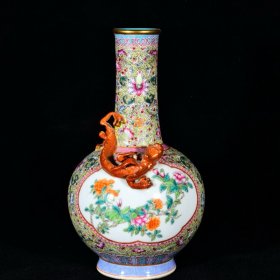 大清乾隆年制珐琅彩金地开窗花卉纹矾红描金螭虎纹天球瓶 高23径13厘米1