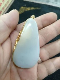和田玉籽料青花金镶玉吊坠