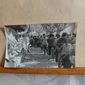 老照片 : 80年代的南京山西路儿童影剧院门前的汽枪射击场(12cmx7.5cm)